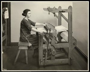 Blinde vrouw aan het werk aan een weefgetouw bij de New York Association for the Blind, 111 East 59th Street, New York, 1926